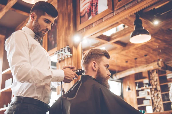 Young bearded man with hairdresser — Zdjęcie stockowe