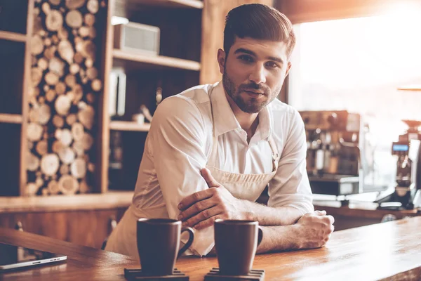 Barista in apron at cafe — Stock Photo, Image