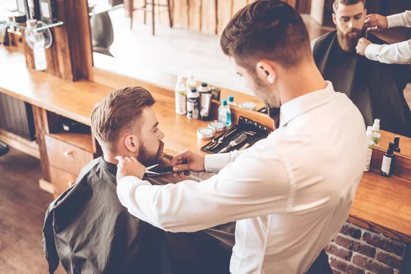 Young bearded man with hairdresser — Stock Photo, Image