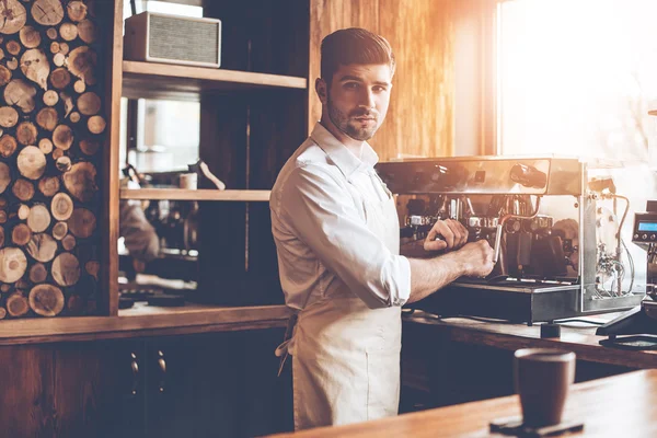 Barista στην ποδιά στο café — Φωτογραφία Αρχείου