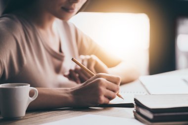 Not defterine yazan genç kadın. 