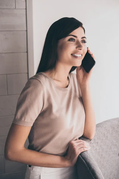 Cheerful woman talking on mobile phone — Stock Photo, Image