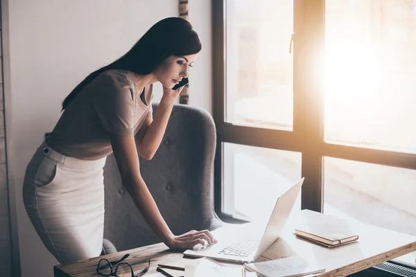 Bella donna che parla sul cellulare — Foto Stock