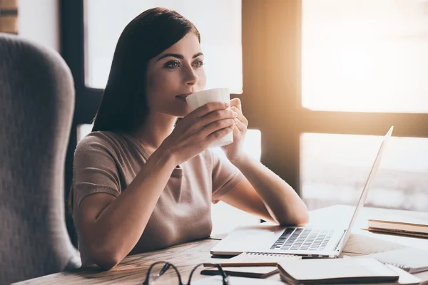 Unga vackra kvinnan dricker kaffe — Stockfoto