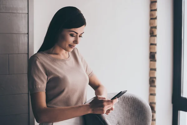 Gyönyörű nő használ szúró telefon — Stock Fotó