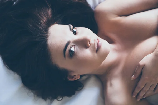 Bella giovane donna in topless — Foto Stock