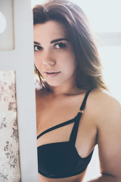 Bela jovem mulher em lingerie preta — Fotografia de Stock