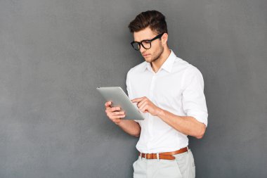 yakışıklı adam onun dijital tablet kullanma