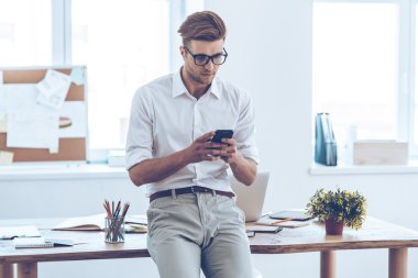 onun akıllı telefon kullanarak gözlük adam