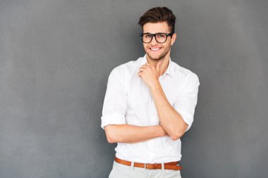 yakışıklı adam çeneme el tutmak 