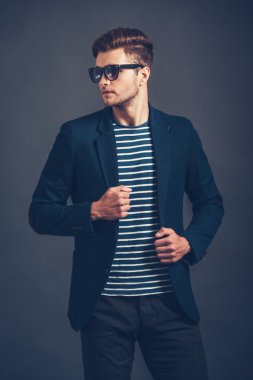 Yakışıklı adam ceketinin ayarlama