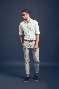 güneş gözlüğü adam cebinde el tutmak