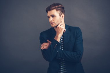 adam çene üzerinde el tutmak