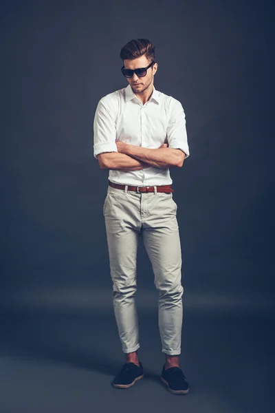 Man in sunglasses keeping arms crossed — Stock Photo, Image