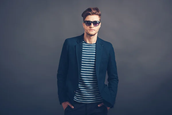 Man in sunglasses keeping hands in pockets — Stock Photo, Image