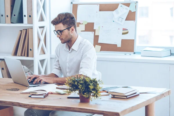Man in glasses working with laptop — Stock Photo, Image