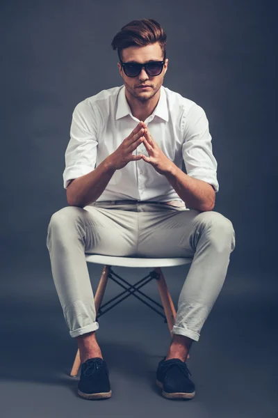 Man in sunglasses keeping hands clasped — Stock Photo, Image