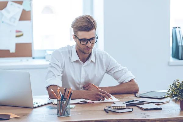 Handsome man writing in notebook Royalty Free Stock Photos