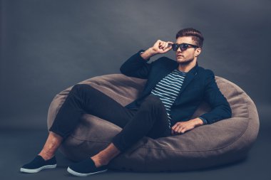 fasulye torbası üzerinde oturan yakışıklı adam 