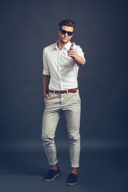 yakışıklı adam sizi işaret güneş gözlüğü