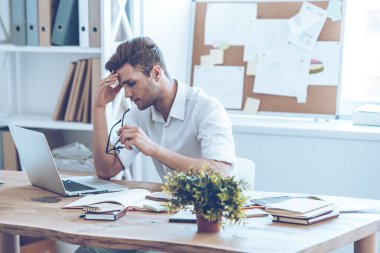 Hayal kırıklığına uğramış genç yakışıklı adam