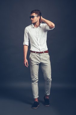 adam el saç tutmak güneş gözlüğü