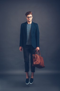 yakışıklı adam gözlük çanta taşıyor