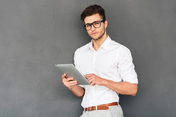 Homem bonito usando seu tablet digital — Fotografia de Stock