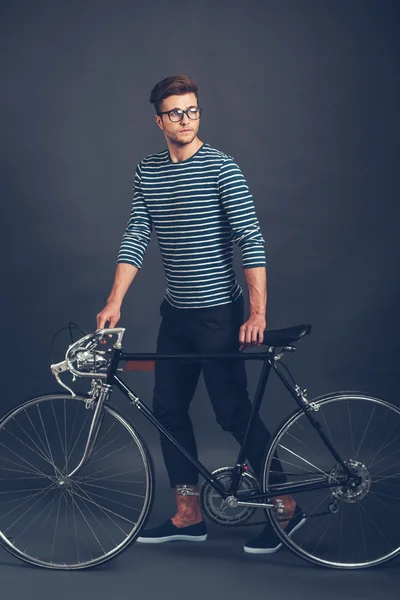 Человек в очках с велосипедом в стиле ретро — стоковое фото