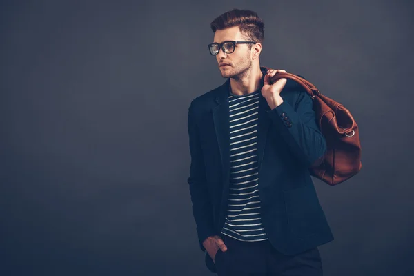 Przystojny mężczyzna w okularach, torba transportowa — Zdjęcie stockowe