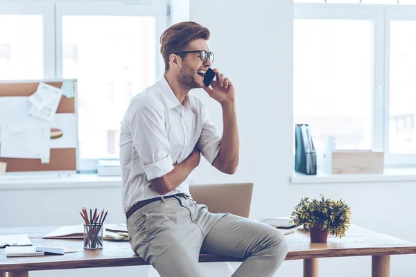 Homme en lunettes parlant sur téléphone mobile — Photo