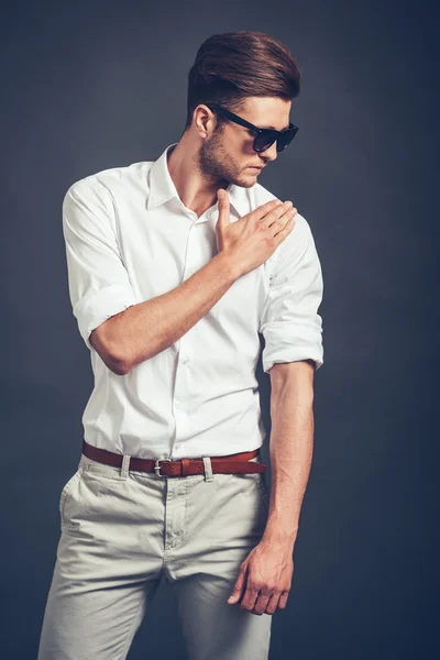 Mann mit Sonnenbrille berührt seine Schulter — Stockfoto