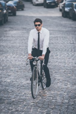  adam onun bisiklet sürme