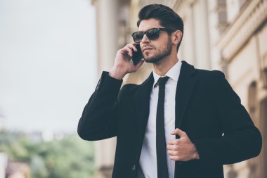 Cep telefonuyla konuşan adam.