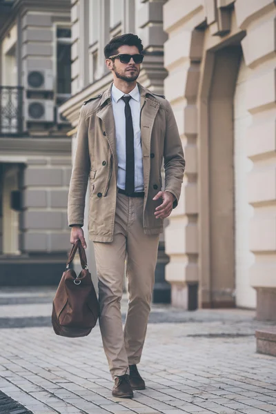 Bonito homem andando ao ar livre — Fotografia de Stock