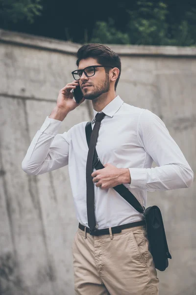 Hombre hablando por teléfono móvil — Foto de Stock