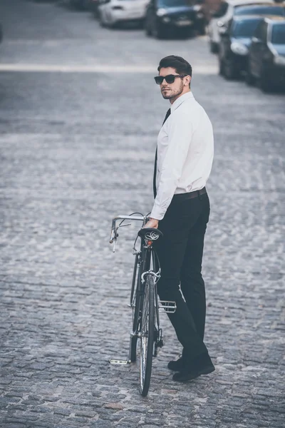 Man rolling his bicycle outdoors — Stock fotografie