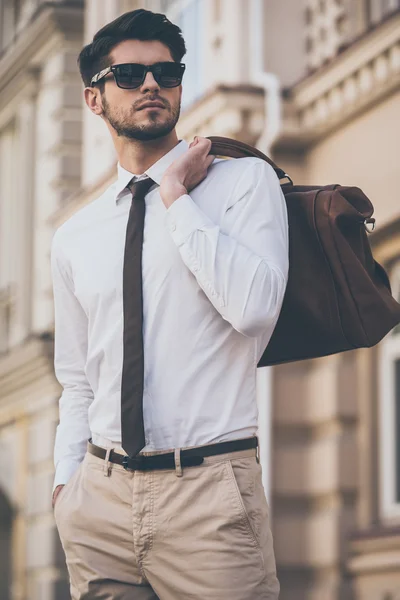 Stilig man promenader utomhus — Stockfoto