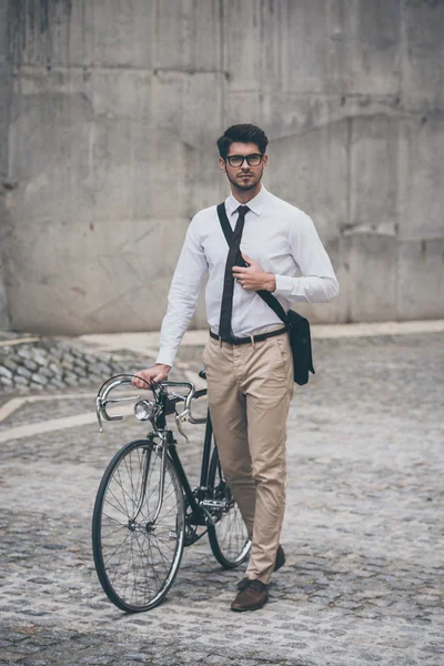 Человек гуляет на улице с велосипедом — стоковое фото