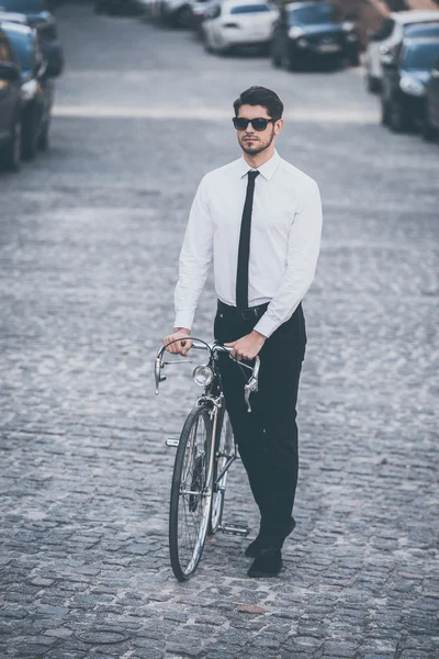 Man rolling his bicycle outdoors — Zdjęcie stockowe