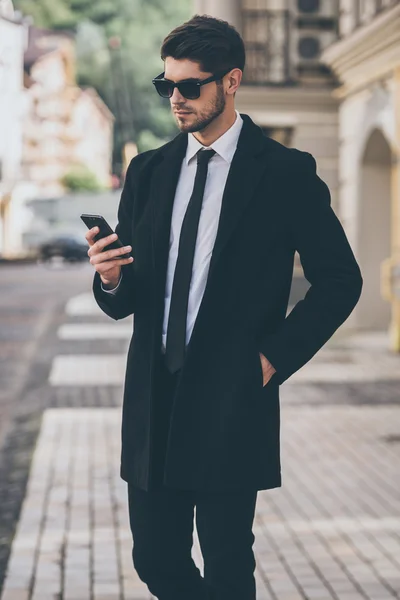 Man använder sin smarta telefonen — Stockfoto