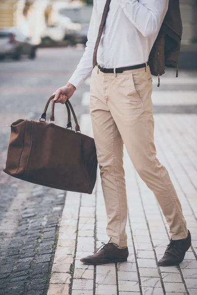 Stilig man promenader utomhus — Stockfoto