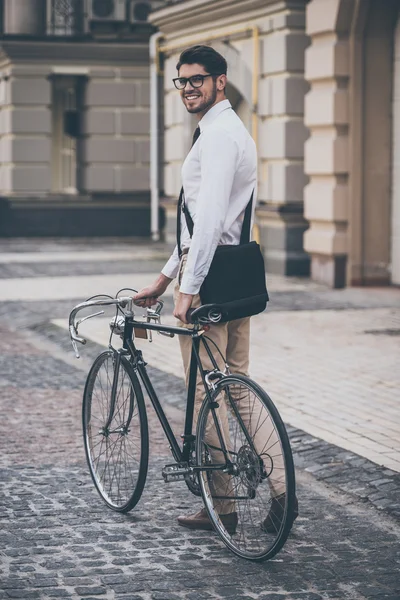 Mężczyzna w okularach ze swoim rowerem — Zdjęcie stockowe