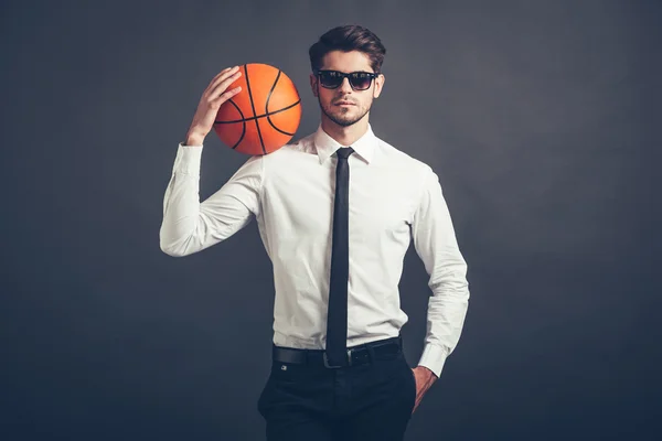 Man met basketbal bal — Stockfoto