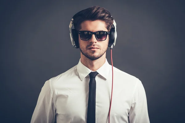 Hombre joven en auriculares —  Fotos de Stock