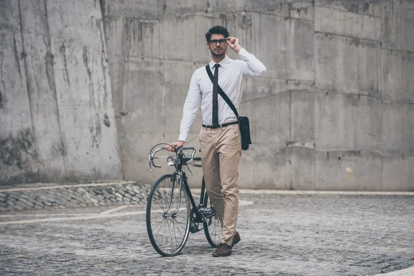 Uomo che cammina all'aperto con bicicletta — Foto Stock