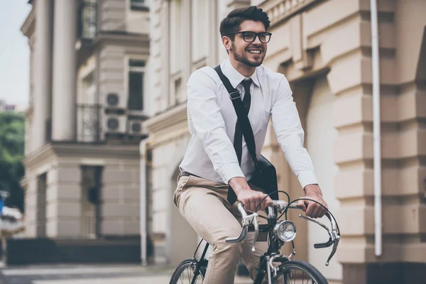 Чоловік їде на велосипеді — стокове фото