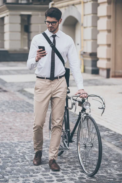 Człowiek za pomocą jego inteligentny telefon — Zdjęcie stockowe