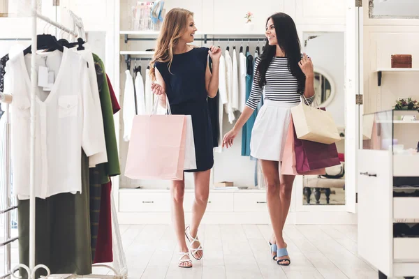 Femmes avec sacs à provisions — Photo