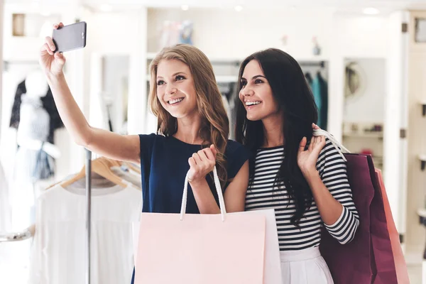 Vrouwen met boodschappentassen — Stockfoto